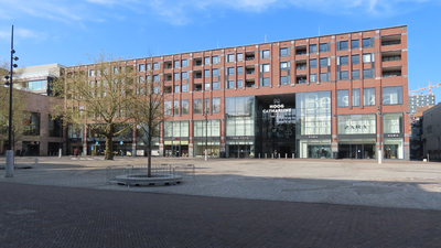 848831 Gezicht over het plein Vredenburg te Utrecht, met vaag op de voorgrond het 'marktmozaïek' van kunstenares ...
